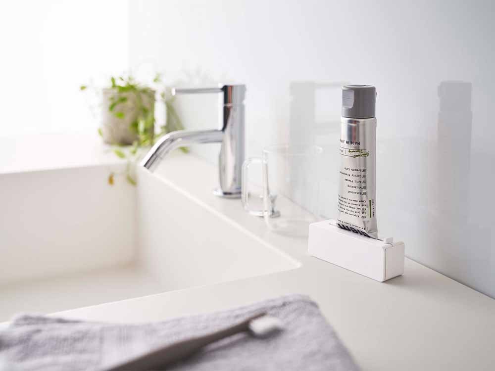 シンクに設置されたマグネット式歯磨き粉ホルダー