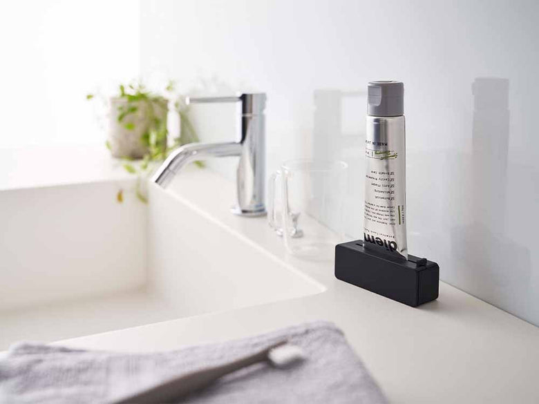 銀色のマグネット式歯磨き粉チューブホルダー