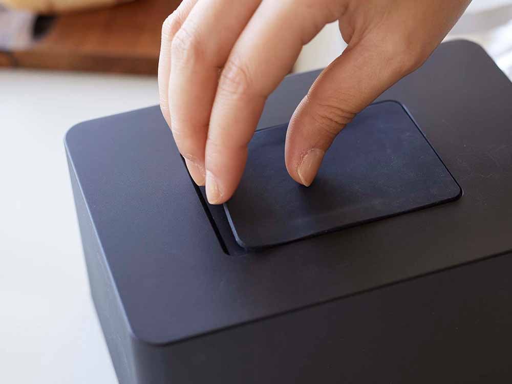 山崎タワーのウェットシートホルダー