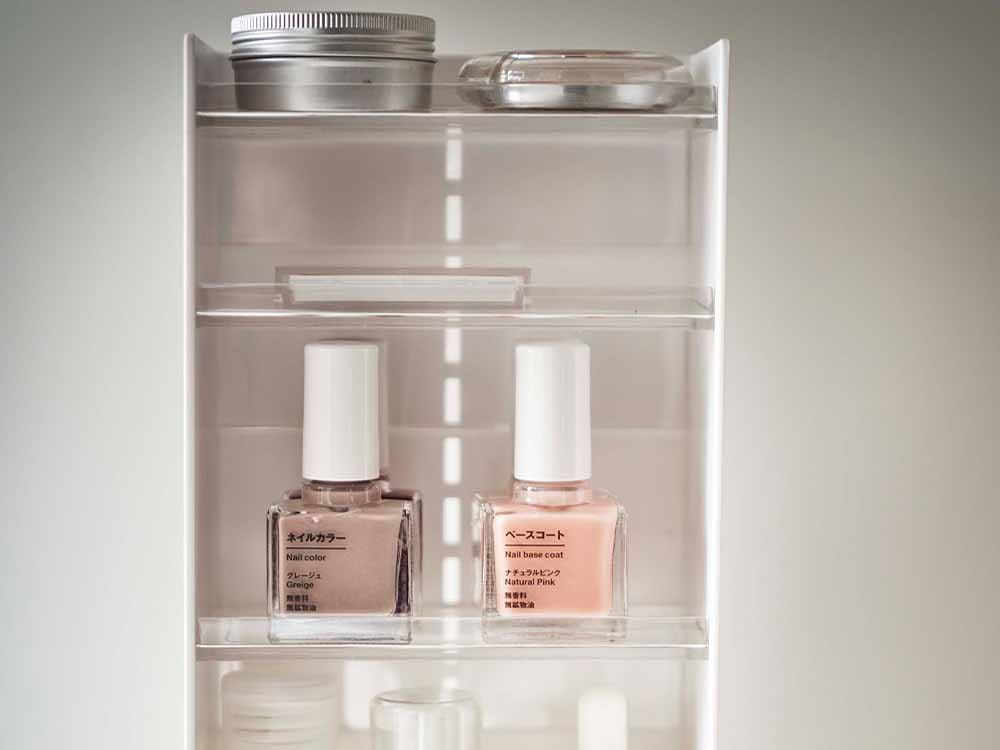 タワー4段コスメ収納ケースとプラスチック製ボトル