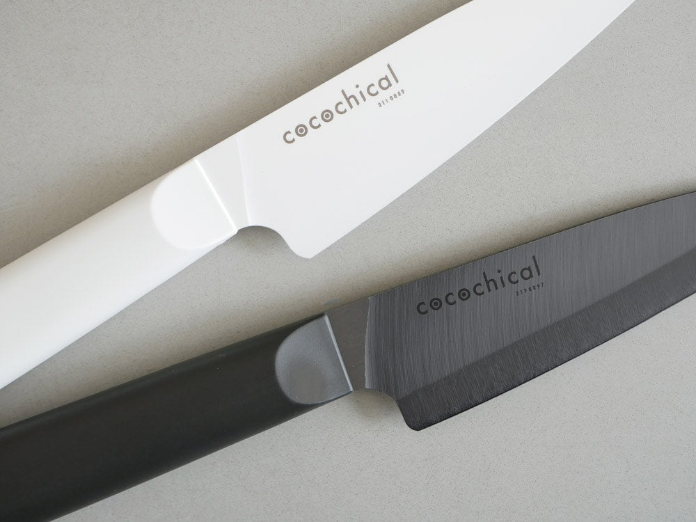 KYOCERAココチカルのセラミックキッチンナイフセットが並んだ画像。13cmのペティナイフ、16cmの三徳包丁、18cmのシェフズナイフが含まれています。