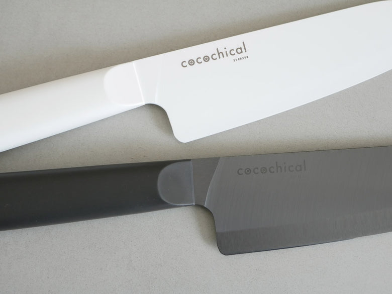 KYOCERA/京セラのココチカルナイフセット。13cmペティナイフ、16cm三徳包丁、18cmシェフズナイフが含まれ、セラミック刃とポリプロピレンハンドルを特徴とする高品質のキッチンナイフセット。