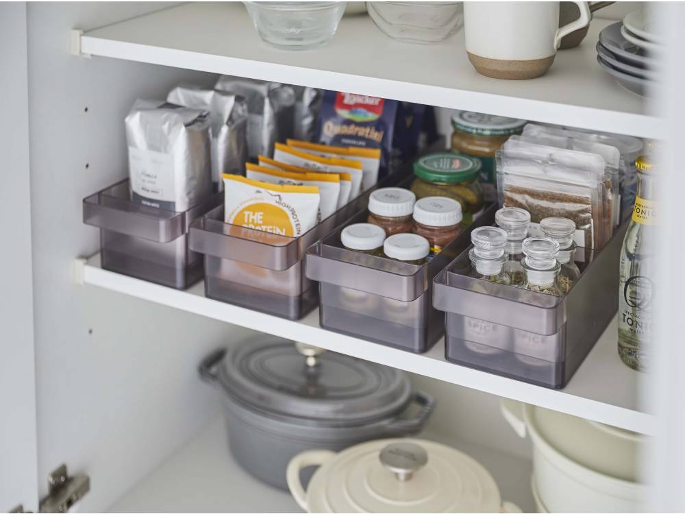 タワー冷蔵庫収納ケースが棚に設置されている様子