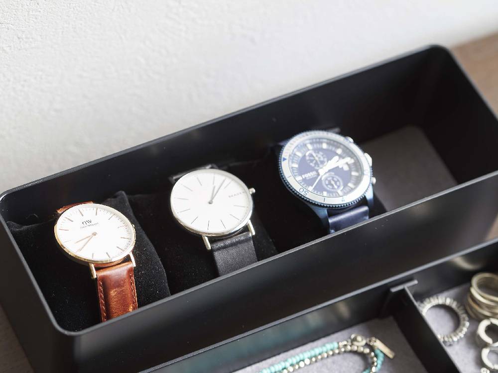 RINのトレー付きスリム時計ケースとアナログ時計