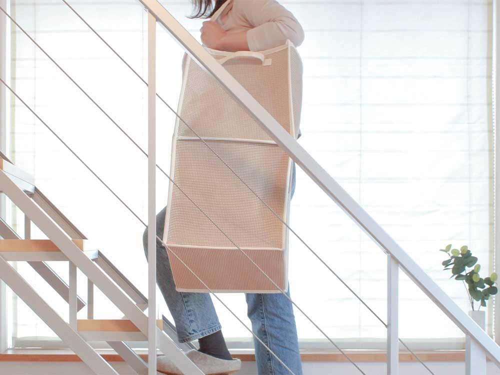 階段に置かれたピアットコットンバスケット