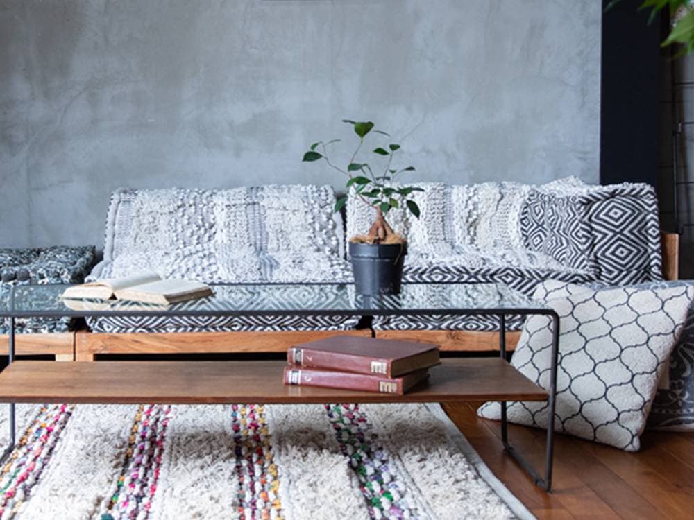 グレーのブロックマルチソファとクッションがリビングに配置された様子