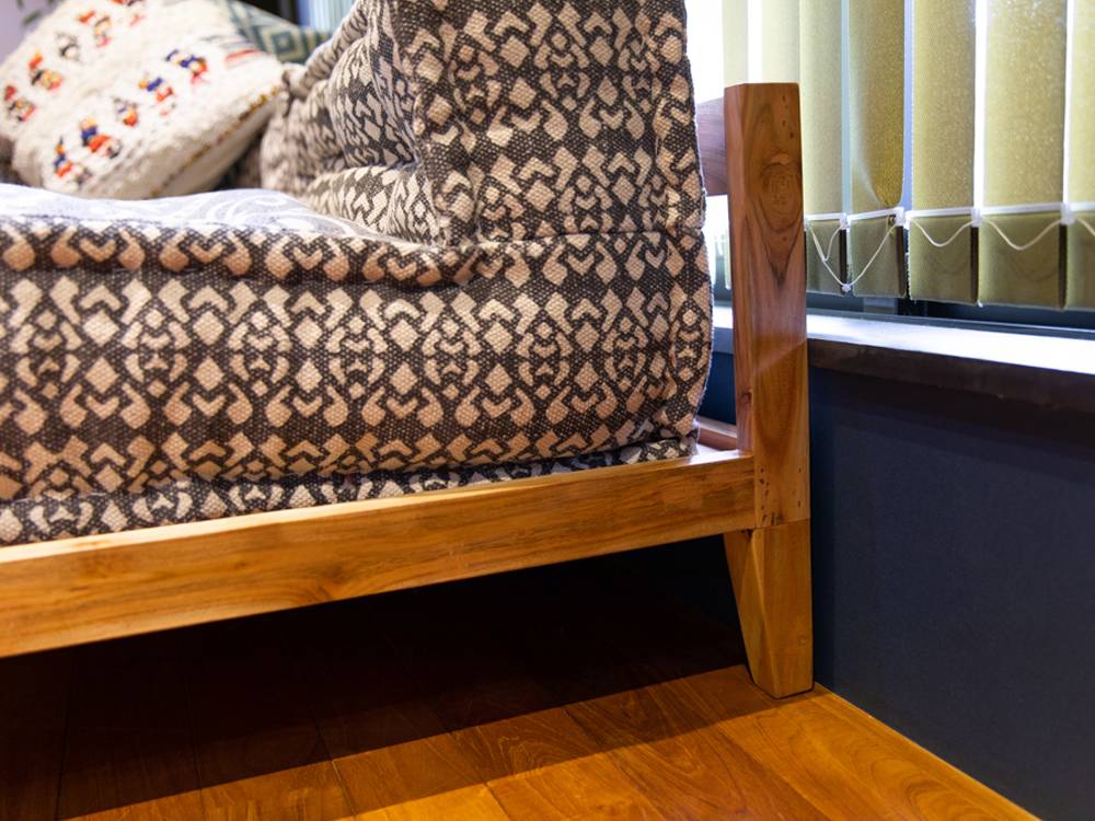 ブラウンの木製家具が配置されたリビングルーム