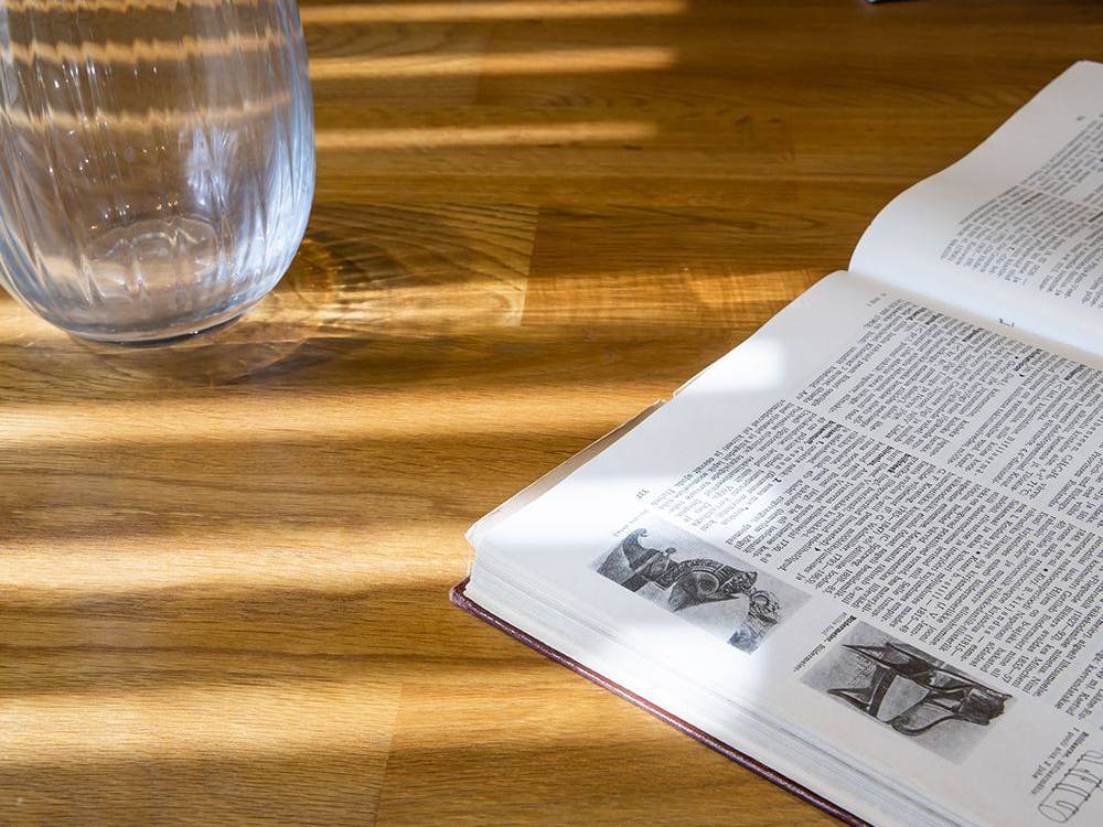 オーク突板とアイアン脚のダイニングテーブル