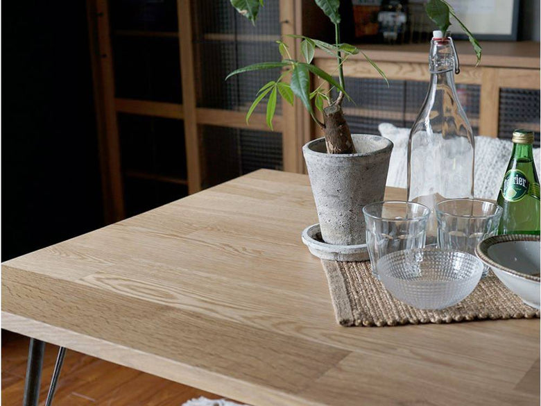 オーク突板とアイアン脚のダイニングテーブル
