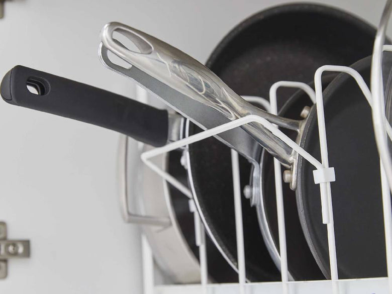 シンク下に設置された黒色の鍋蓋とフライパン収納ラック