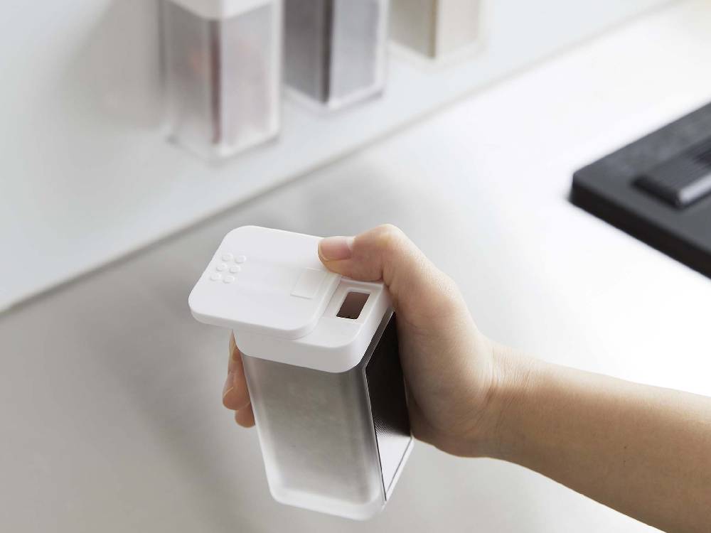 towerブランドの黒マグネットスパイスボトル