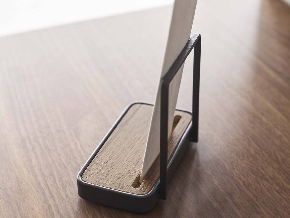 towerブランドのスチールと木製神札スタンド