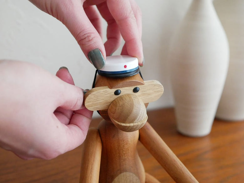 KAY BOJESEN製ビーチ材のスチューデントキャップ、木製動物フィギュアがバランスを取るベビートイ