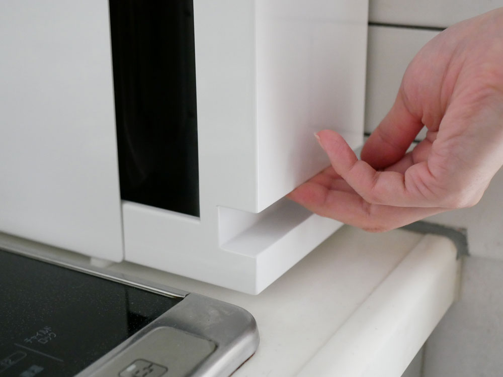 towerの隠せる調味料ラックがキッチンに設置されている様子