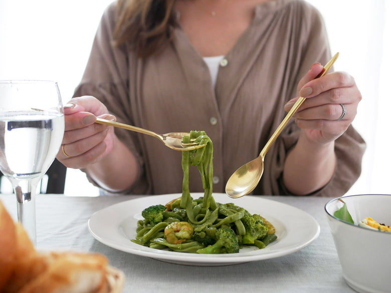 Horn Pleaseの真鍮製スムースカトラリーセット。デザートスプーン、デザートフォーク、ディナースプーン、ディナーフォークが含まれています。