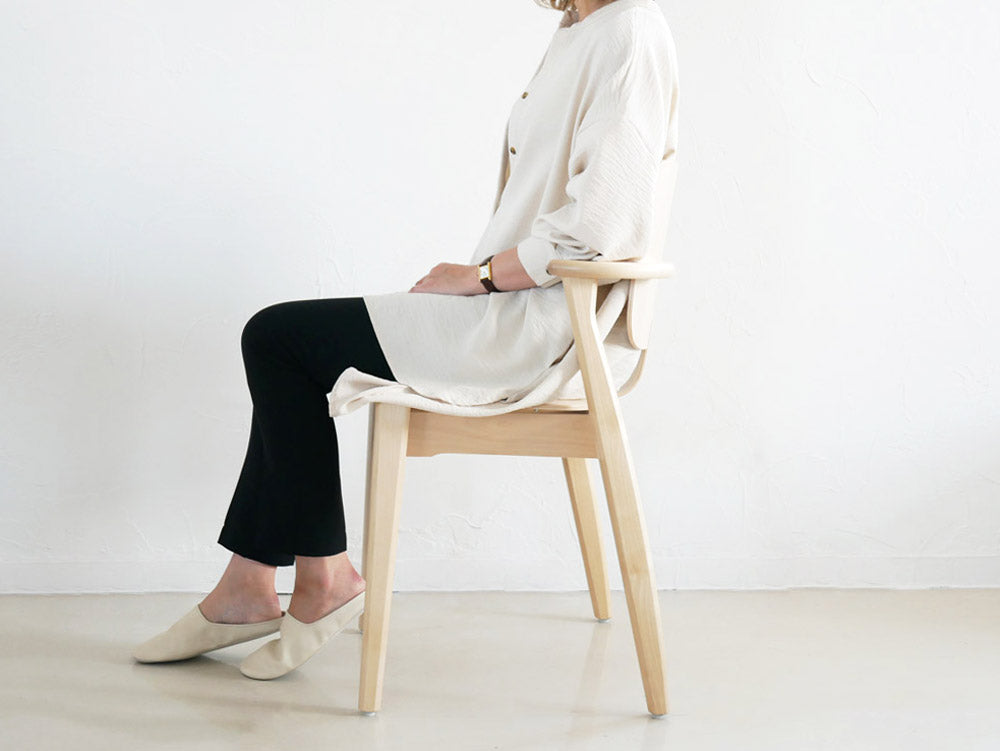 フィンランド製アルテックのイルマリ・タピオヴァーラデザインによるドムスチェア、バーチ材使用のハニーステイン仕上げ