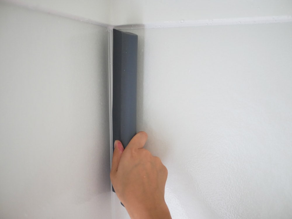 手でスキージーを操作している様子