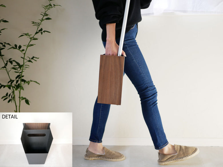 YAMAZAKI製【RIN/リン】フローリングワイパースタンド。スチールと天然木積層合板を使用したブラウンカラーの耐久性あるデザイン。