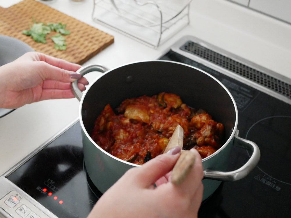 GREEN PAN グリーンパン メイフラワーキャセロール鍋と透明ガラス蓋のセット。セラミックコーティングのアルミ製調理器具がキッチンに配置されている写真。