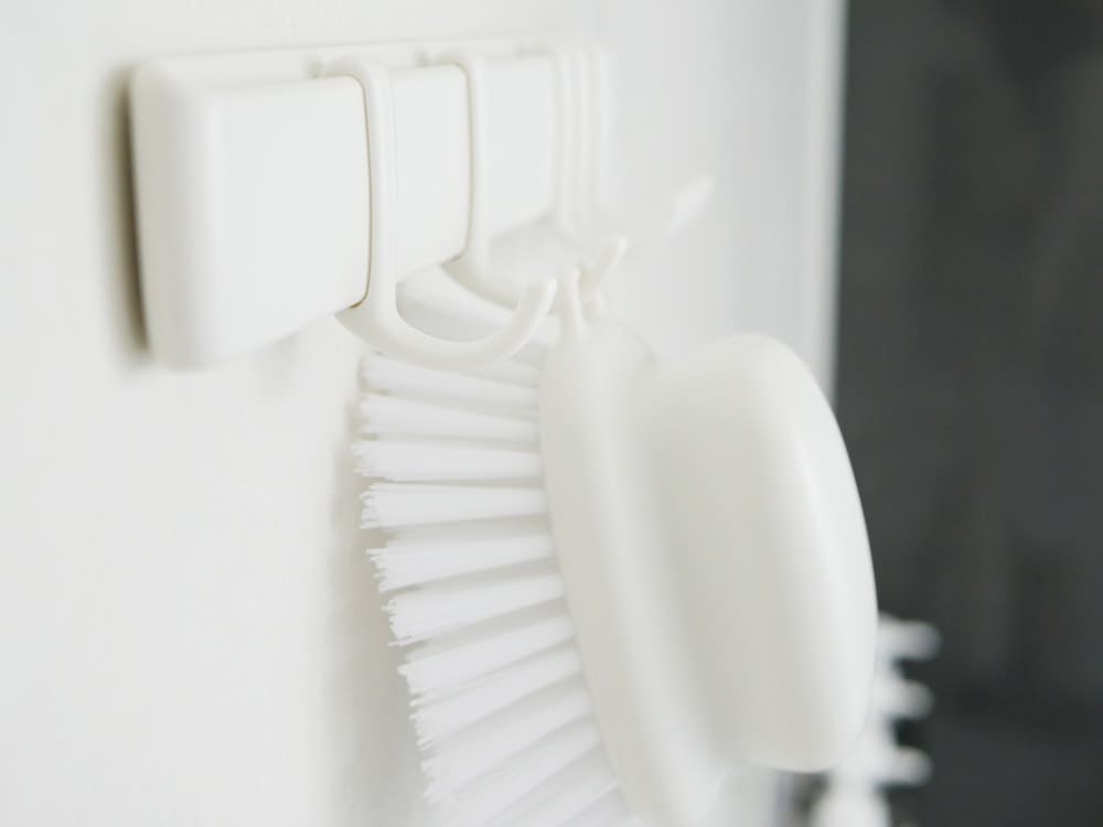 マーナのマグネットフック5連が壁に掛かっている