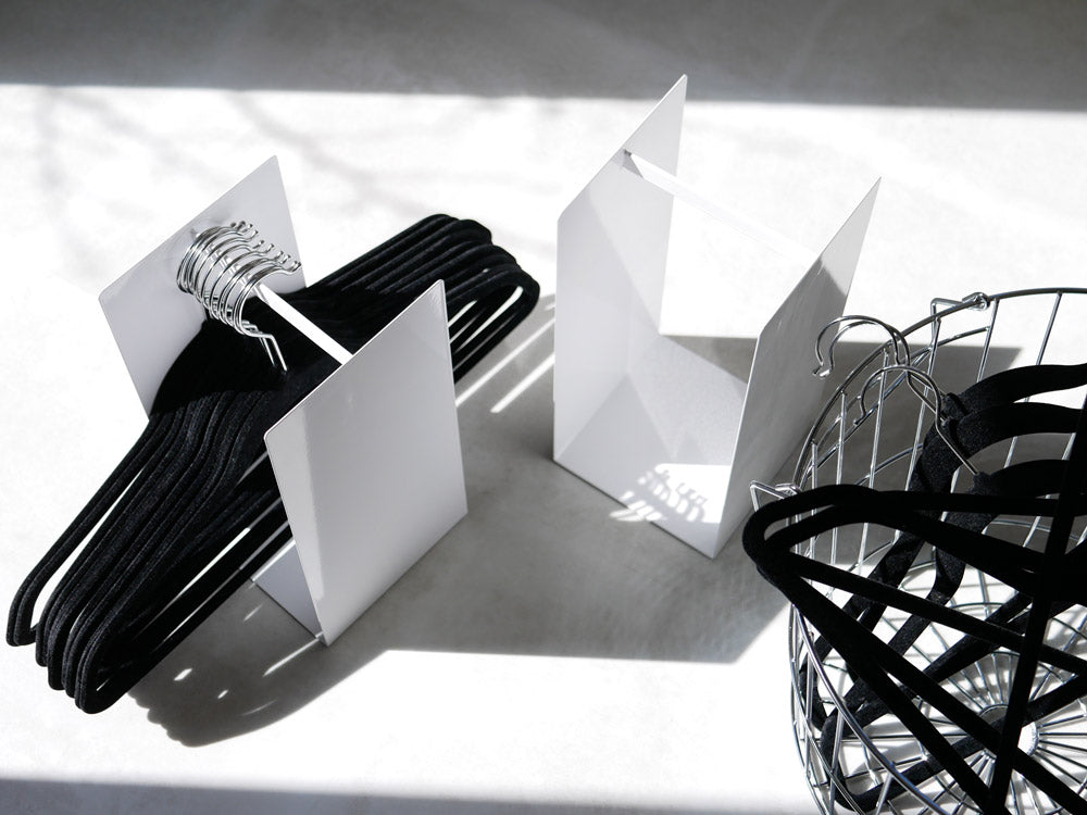 towerブランドの黒スチールハンガー収納ラック