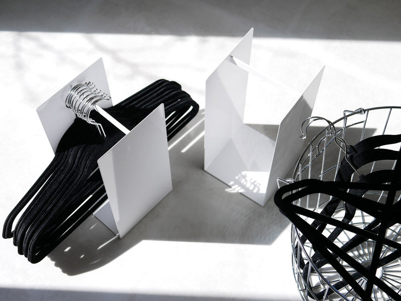 towerブランドの黒スチールハンガー収納ラック