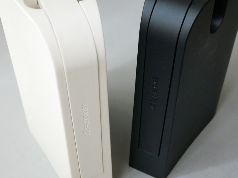 サラサデザインのb2cカーペットクリーナー本体。幅135mm、奥行70mm、高さ180mmのABS樹脂とスチール製