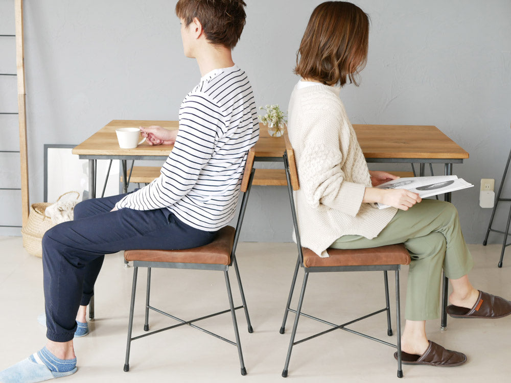 SIKAKUブランドのLUCYダイニングチェアー。クリアラッカー仕上げのクロカワ鉄脚と天然レザーの座面を備えたモダンでシンプルなデザイン。