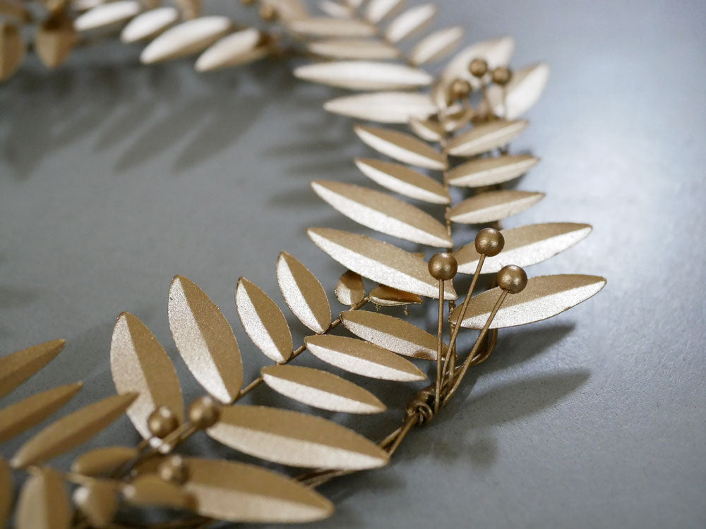 ブリキの鳥とオリーブが飾られたワイヤーガーランド