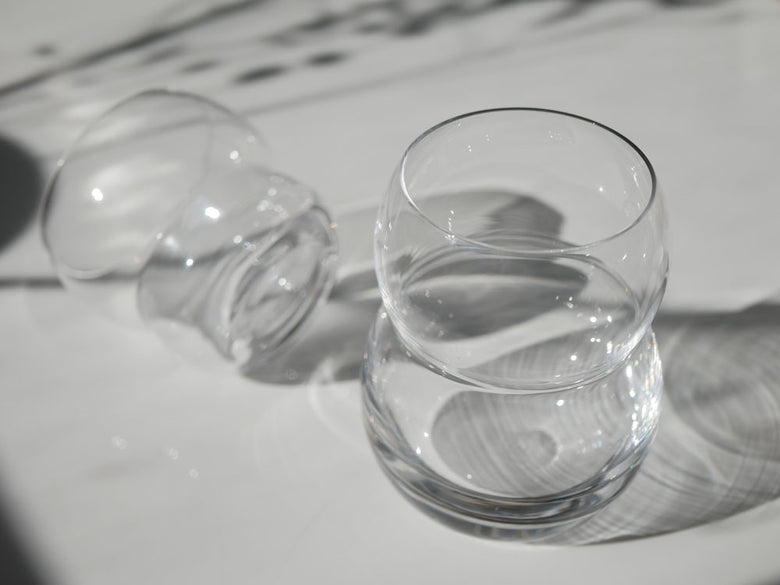 Sghr/スガハラブランドの双円ビアカップ。両側が円形に湾曲したデザインの400mlガラス製ビアグラス