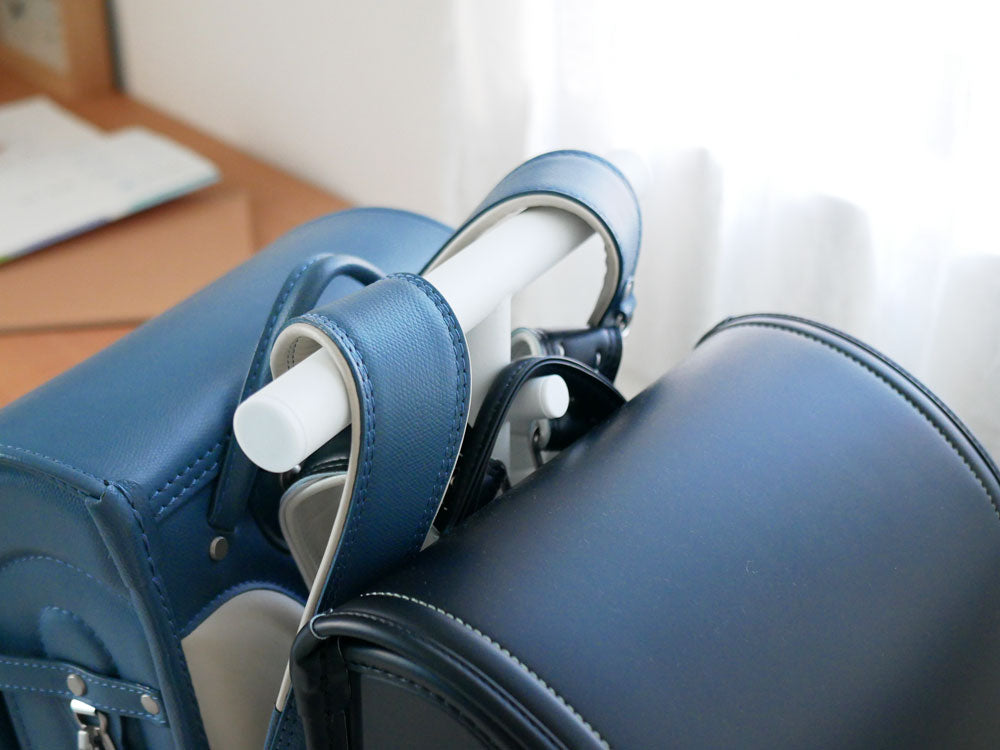 スマートブランドのスチール製ランドセルスタンド。高さ100cm、幅28cmで、約10kgのランドセルを安定して収納するシンプルなデザイン。