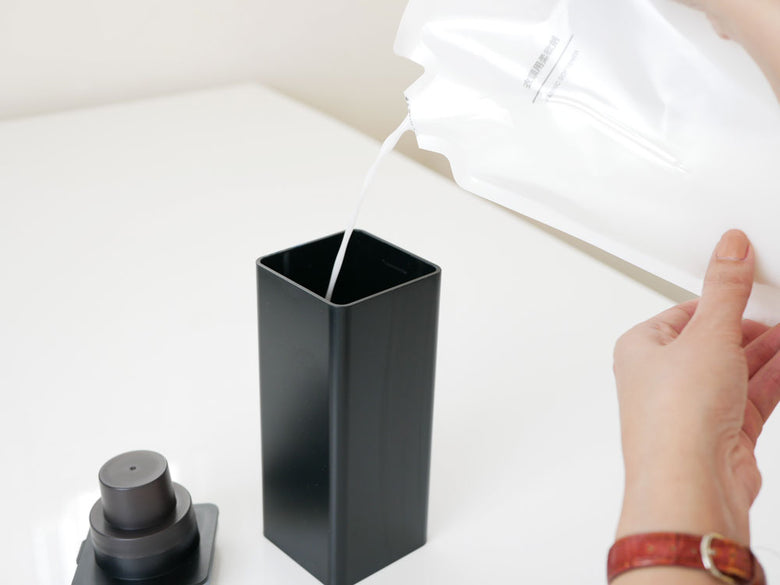 マグネットランドリーボトルが壁に取り付けられている様子