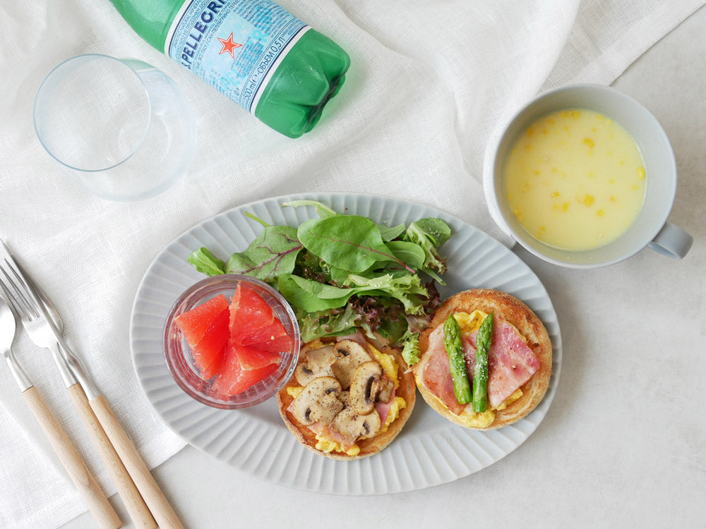 ホワイトとグレーのストライプ模様が施されたSAKUZAN製の丸型およびオーバル型磁器プレート