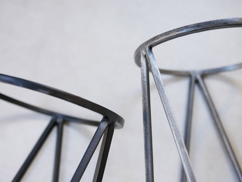 ポッシュリビングのシルバー円柱型ポットスタンド