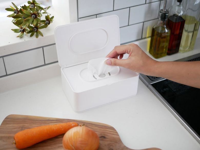 スマート(YAMAZAKI)製の横置きタイプおしり拭きケース。ABS樹脂とPE素材を使用し、約19×12×7.5cmのコンパクトなデザイン。