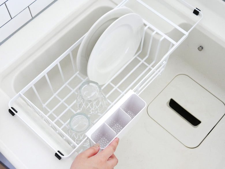 YAMAZAKI製タワー型伸縮水切りワイヤーバスケット。幅44cm、高さ14cmのステンレス製で、シンクに合わせて調整可能。カトラリーポケット付き、付属クッション4個。