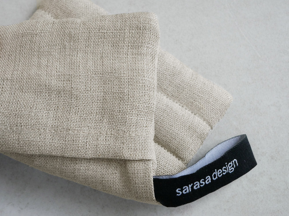 サラサデザインの麻100%リネン製キッチングリルミトン。織物の質感が特徴的なホワイトカラーでキッチン使用に最適。