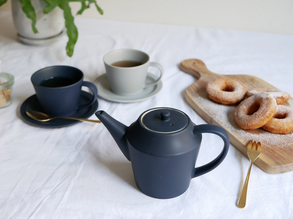 SAKUZAN Saraポットと蓋、カップを含む手作りの磁器製ティーセット