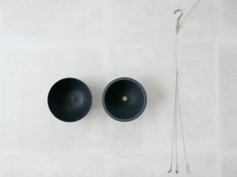 ステンレスハンガーを備えたキントーのプラントポット