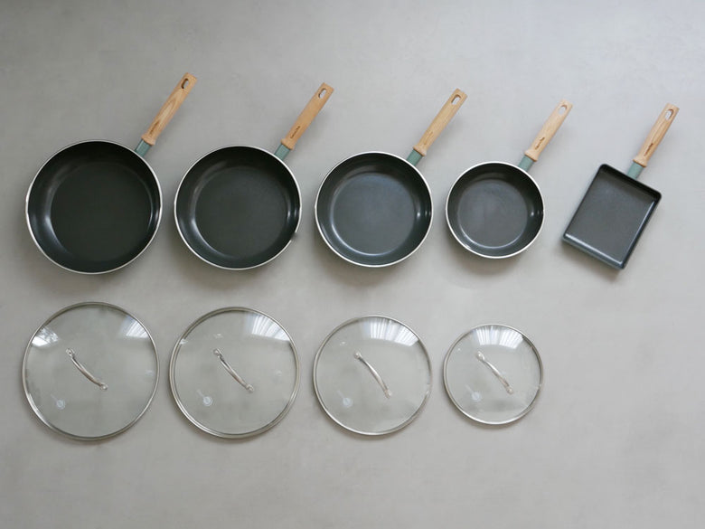 GREENPANのメイフラワーフライパンとステンレス製ガラス蓋がセットで並んでいるキッチン用品の画像