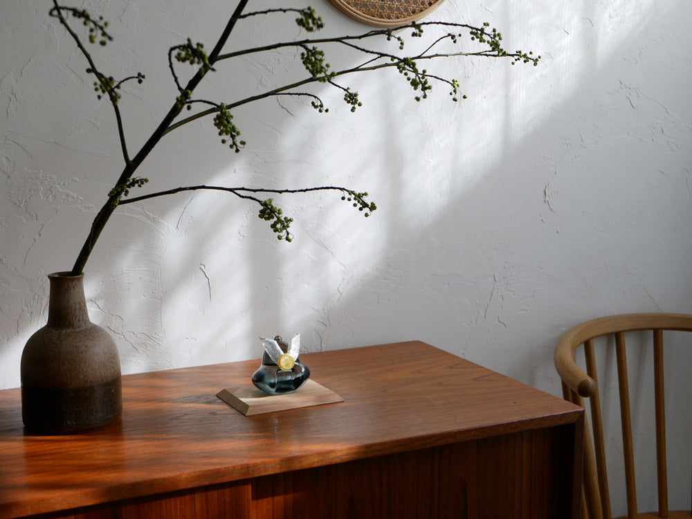 硝子屋 PRATO PINO製のガラスの兜と自然素材の飾り台。木箱付きでサイズは約幅7.5cm、奥行6cm、高さ7cm