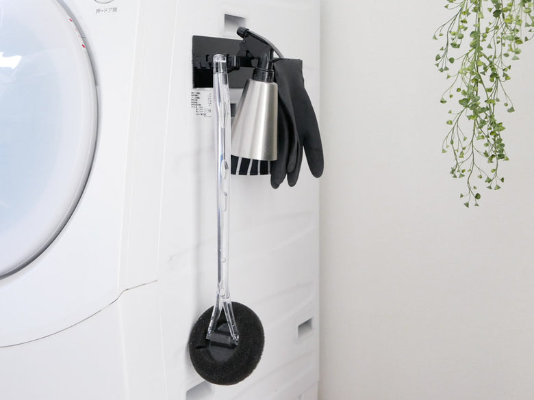 towerマグネットバスブーツホルダー。スチール製でマグネット付き、浴室の壁に取り付けてバスブーツを3本掛けられるデザイン。