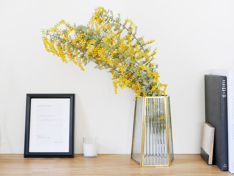 POSH LIVING製ウェーブデザインの真鍮とガラス製フレームフラワーベース