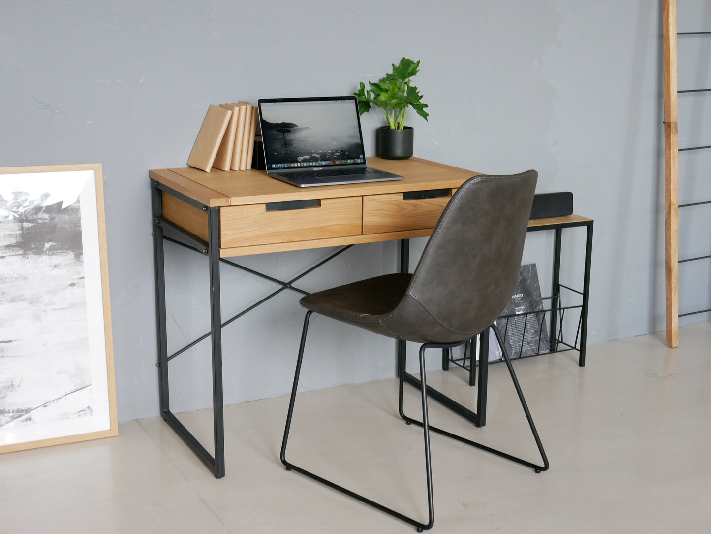 オーク無垢材と黒塗装スチールを使用したsplemデスク