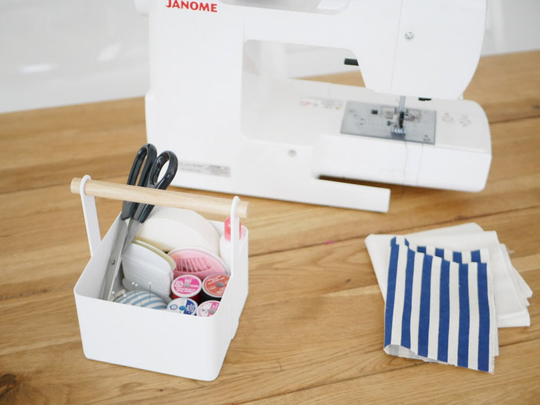 YAMAZAKIのtosca（トスカ）ツールボックスに収納されたミシンの足や縫針などの縫製用品