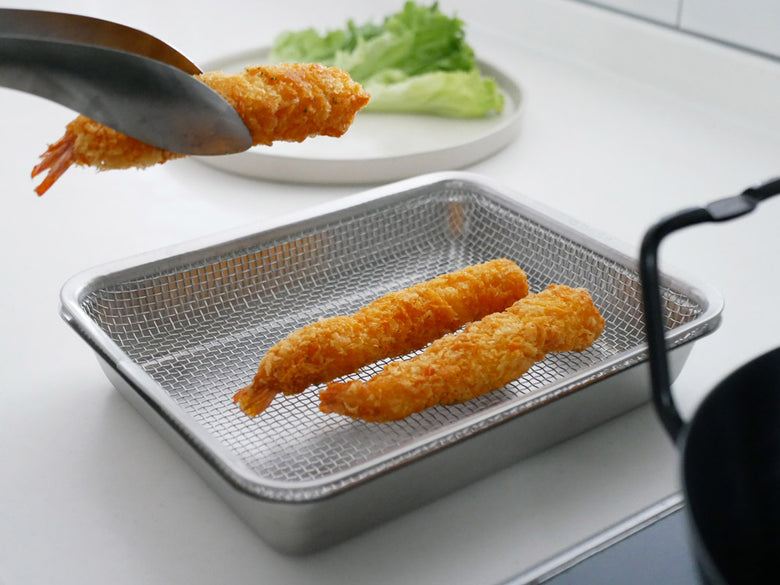 la baseの18-8ステンレス製角バット、角ザル、角プレートが並んだキッチン用品の画像