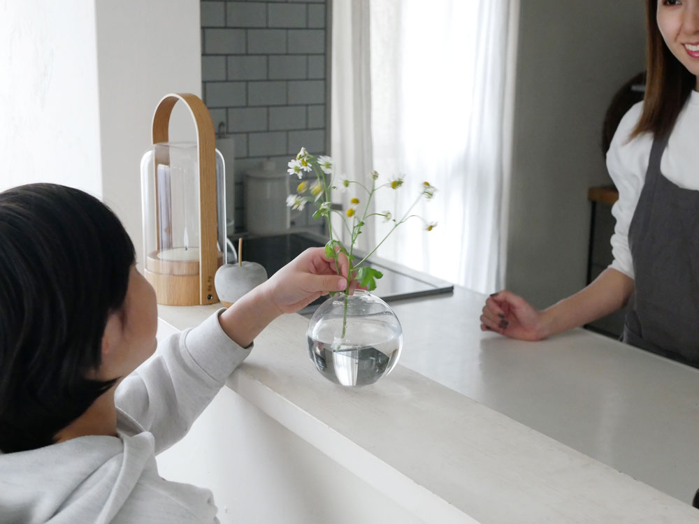 スガハラ製フィオラフラワーベース、ソーダガラス製で華やかな花模様が特徴のガラススタンド