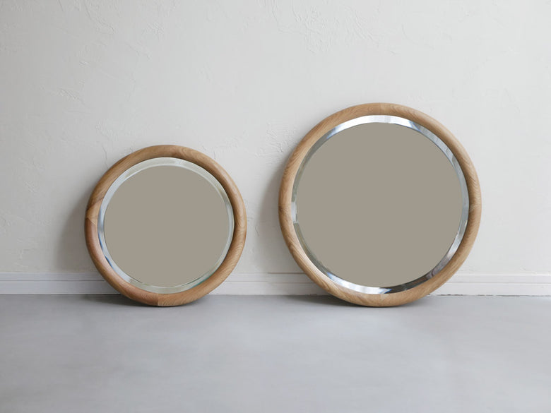 NOWHERE LIKE HOMEブランドのSUKラウンドミラー。オーク無垢材を使用したシンプルなデザインの壁掛けミラー。
