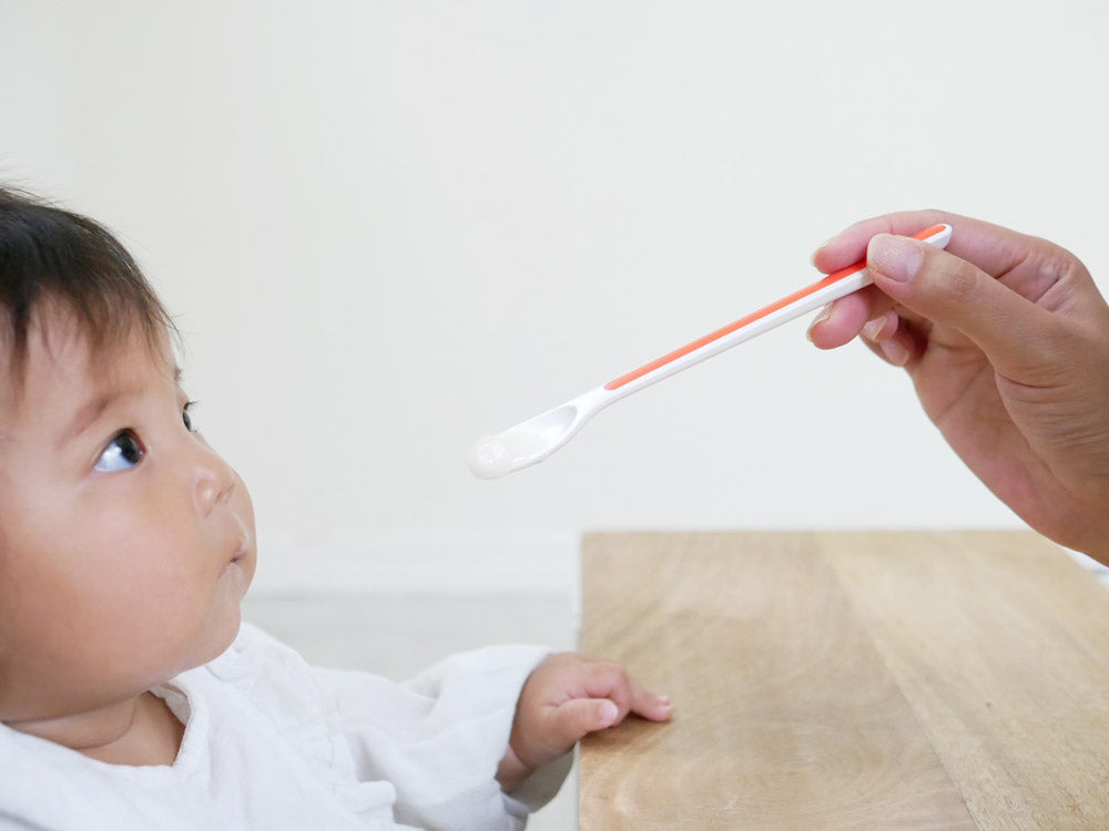 tak.キッズディッシュ フォーベビーのプレートとスプーン