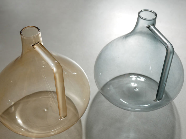 Horn Please MADEのライトリーGLASSフラワーベース、透明なガラス製で美しく花が生けられている